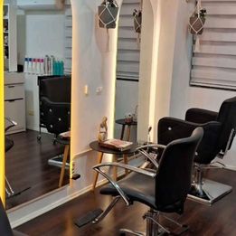 Styling mirror station at Miss Jeydy Studio